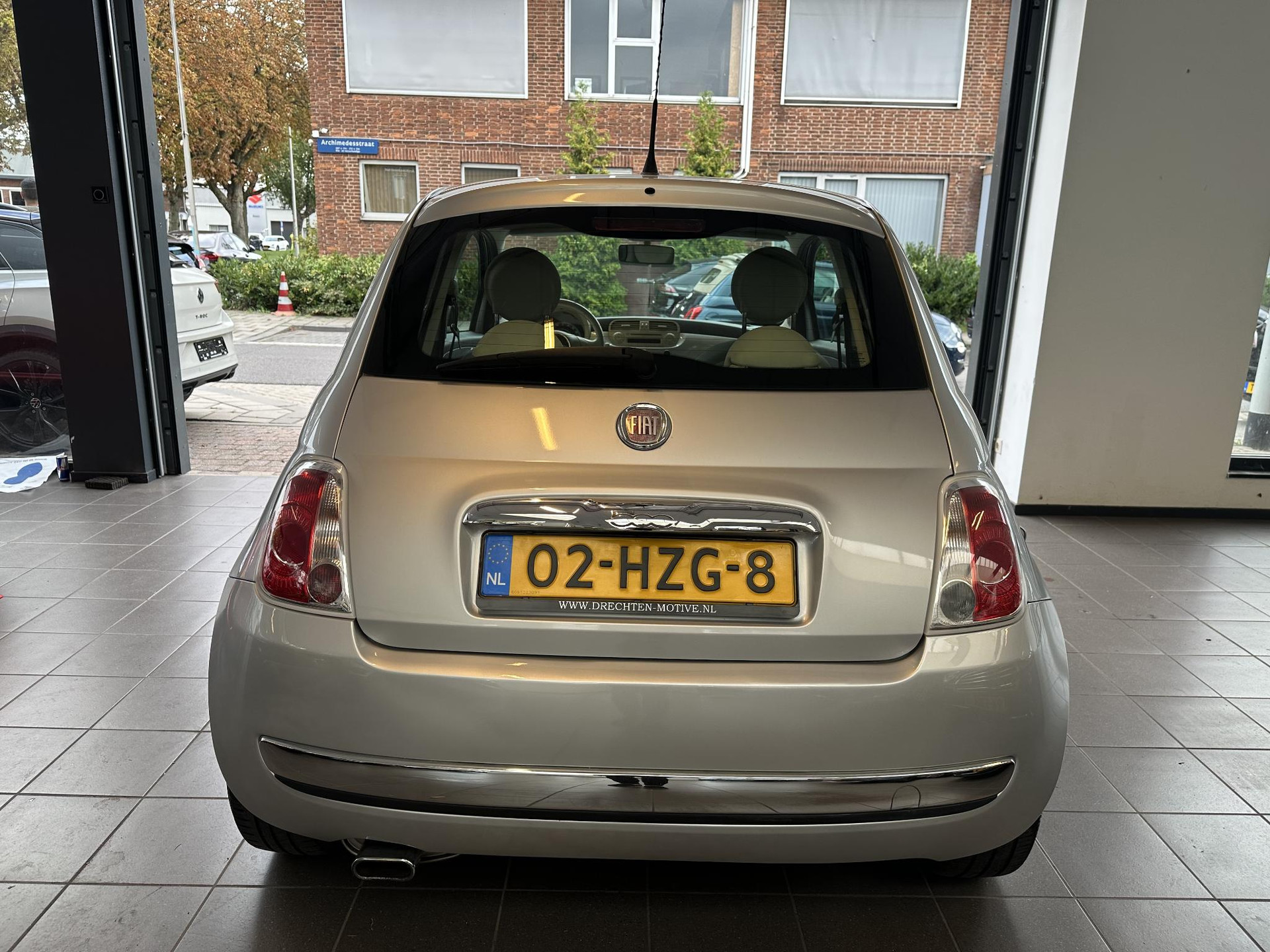 47810903-8.jpg
