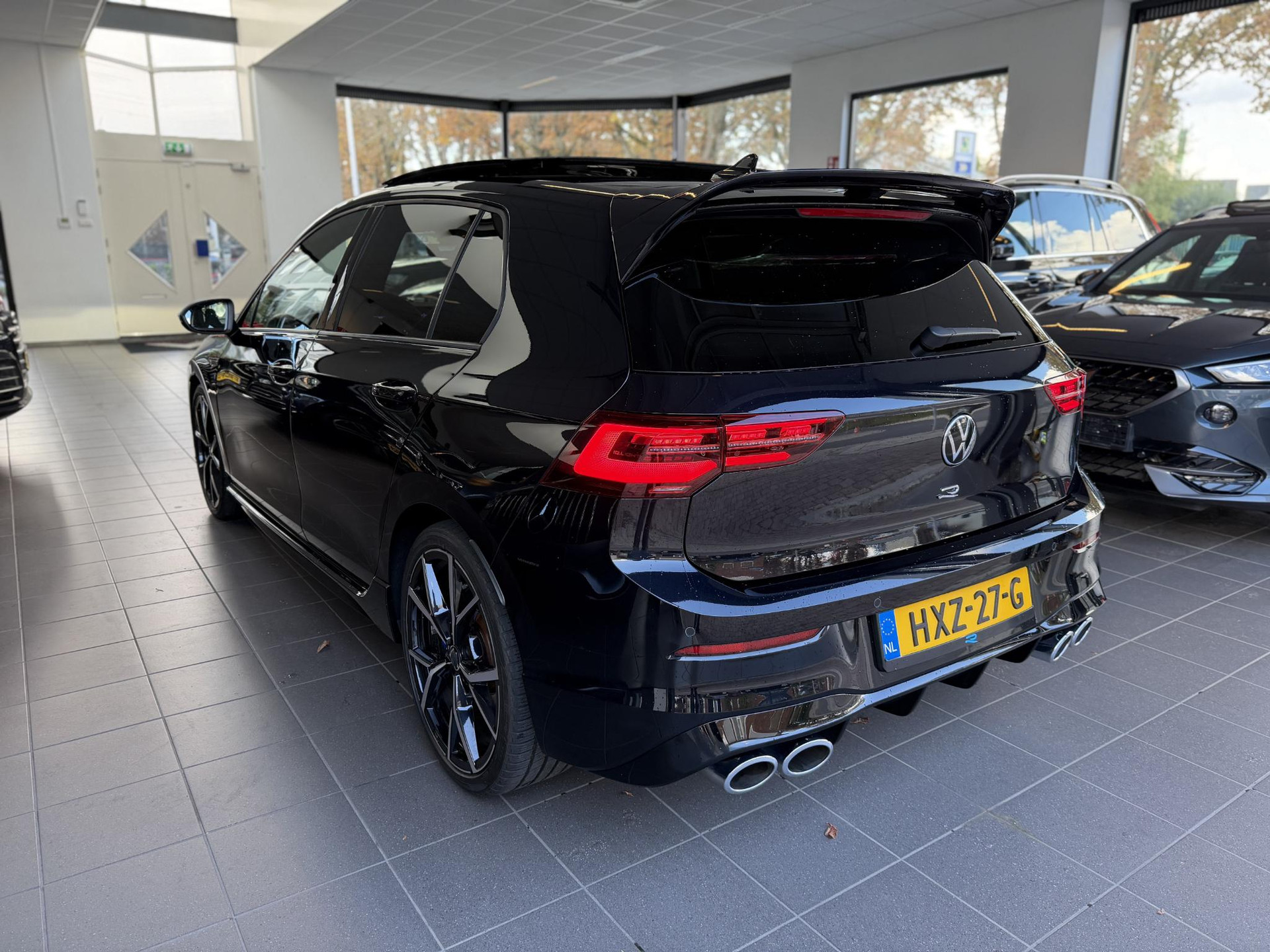 47992044-8.jpg